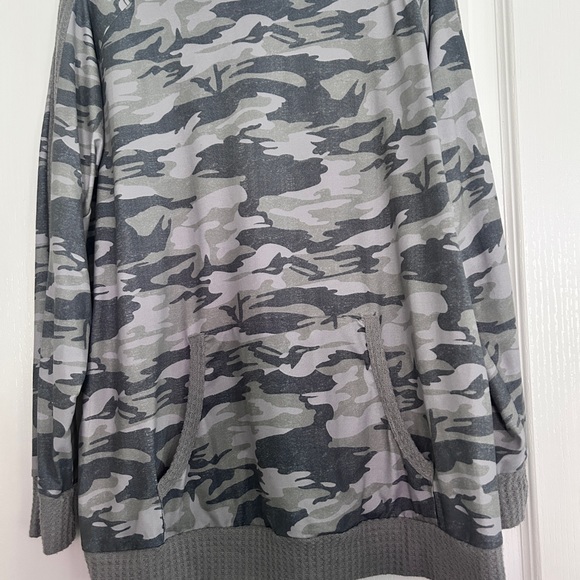 Pursuing Perfection Gray
Camo Kangaroo-Pocket Top XL LS - Picture 3 of 8